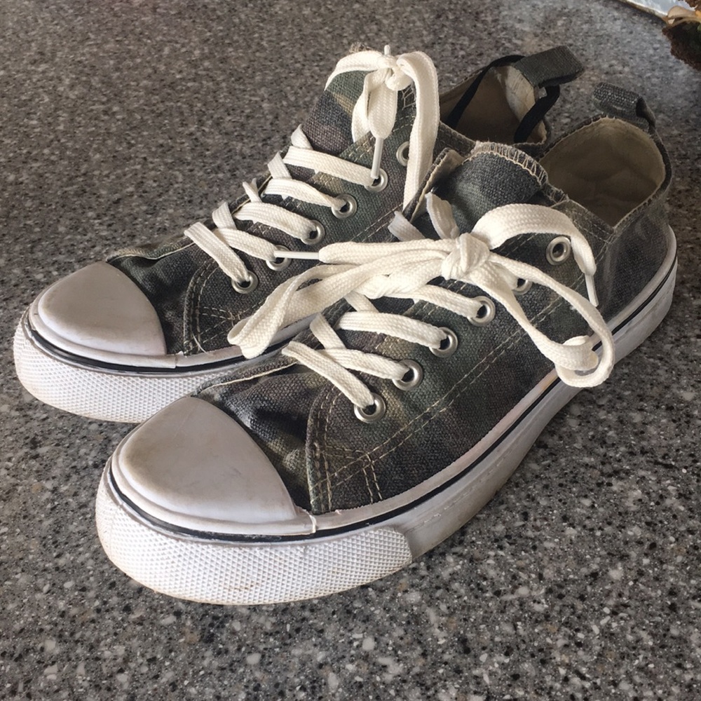 Rue21 camo converse !!